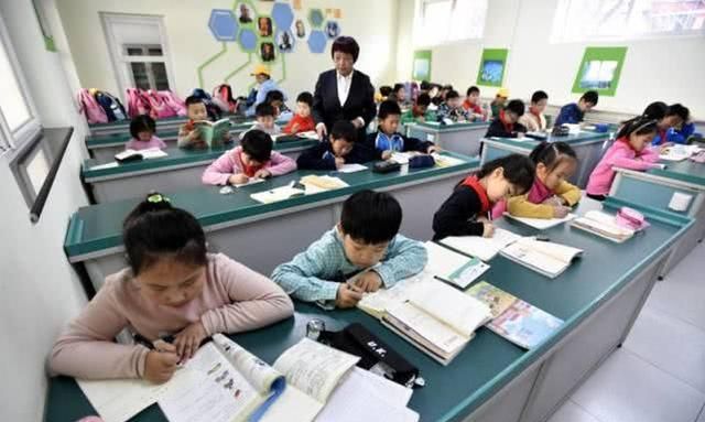 教育专家提出：给中小学生减负，建议中小学每周六天上学