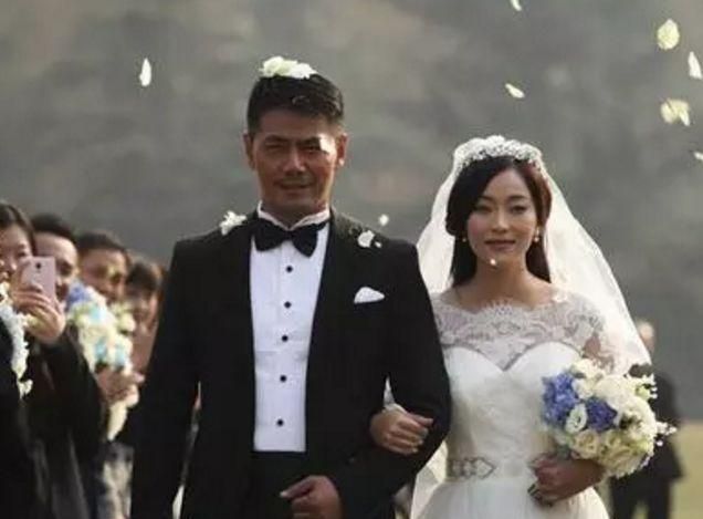 27岁出道火到现在，老婆至今没人记得，如今龙凤胎已长大成年！