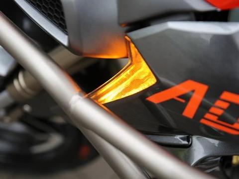 又一全新单摇臂机车来了！液晶仪表+ABS+滑动式离合，水冷发动机