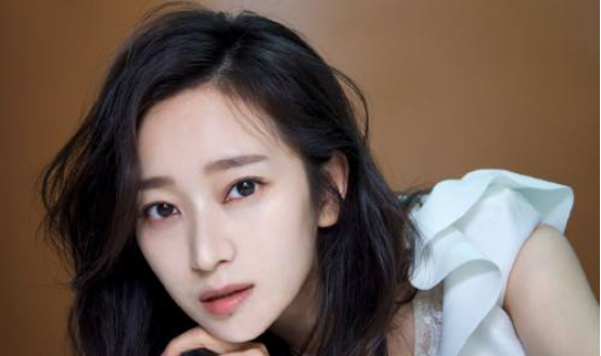 42岁王治郅近况，退役后成教练，二婚娶美女主持，儿子身高超2米