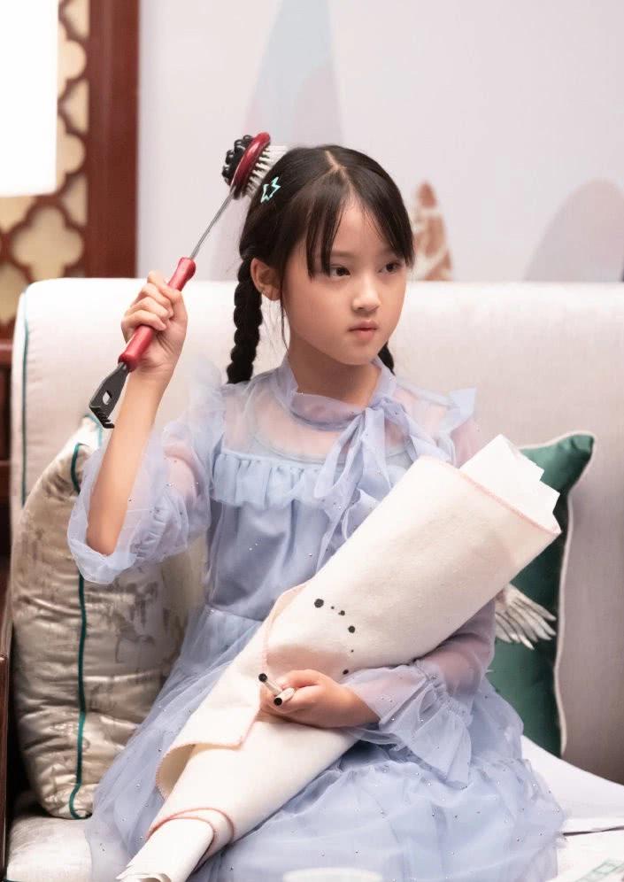最美童星张婉儿9岁就懂把堆堆袜叠起来秀出的蜜糖腿绝了