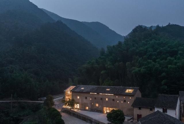 浙江桐庐山林深处的老宅更新设计——言几又乡村旅社书店
