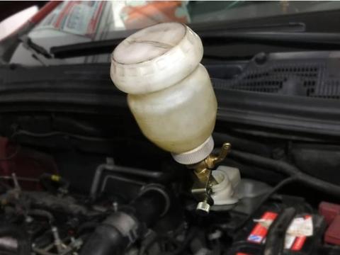 维修工：车子出现这3种情况，说明刹车油该换了，别拿生命开玩笑