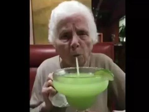 93岁奶奶的日常搞怪吸粉1300万，生命力秒杀90后