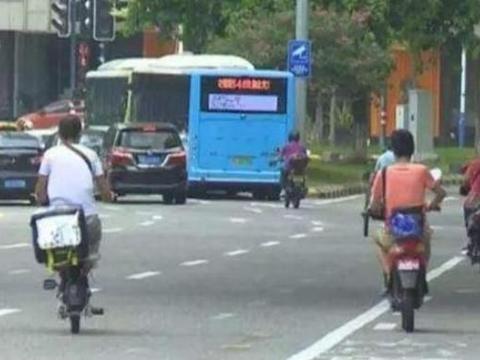 禁摩又限电，接送孩子放学成了难题，专家：买辆新能源车