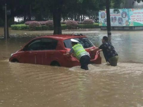 为什么老司机宁愿车泡水里也不愿去挪车？车险定损员：这些是行家