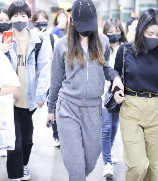 迪丽热巴瘦脱相,脸颊凹陷笑容勉强,走路需要人扶着,网友:心疼