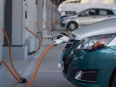 如果大众充电机器人这么牛，那么蔚来保姆车就太冤枉了