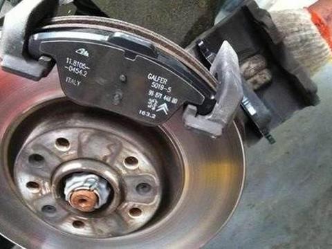 如何判断刹车片该换了？换一套要多少钱？