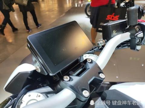 贝纳利新款黄龙600亮相米兰车展，车头选择了“长马脸”版本