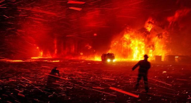 澳大利亚大火围困海滨度假胜地 数千人涌向海滩避难