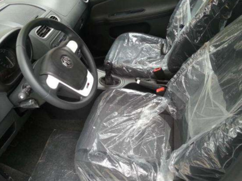 买车后要将车内塑料保护膜扔掉，很多新手却总舍不得扔