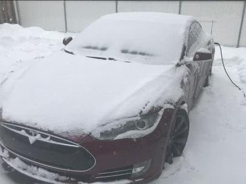 寒冬下的新能源车主，不敢开空调，满脸的忧愁