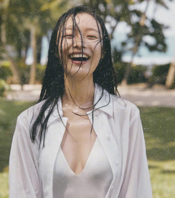 倪妮身穿白衬衫戏水,浑身湿透,笑容灿烂
