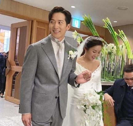 金泰熙出席弟弟婚礼 穿传统服装美艳动人 Rain全程陪伴太温馨