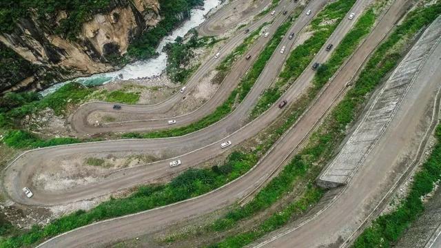 中国最长最美公路横空出世，全程10000公里，一路从雪域高原到热带雨林，惊艳到极致