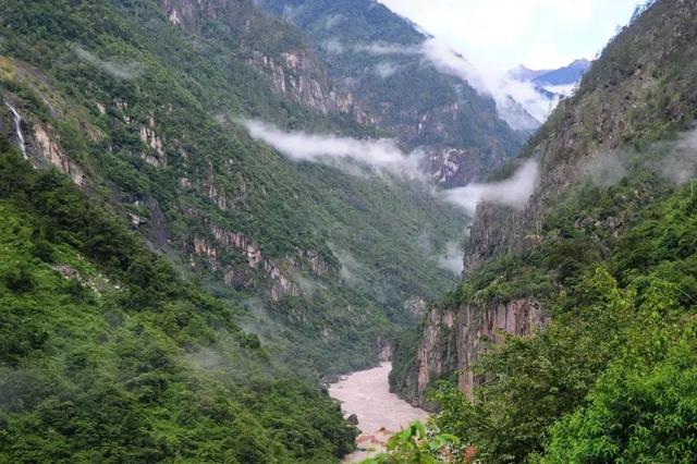中国最长最美公路横空出世，全程10000公里，一路从雪域高原到热带雨林，惊艳到极致