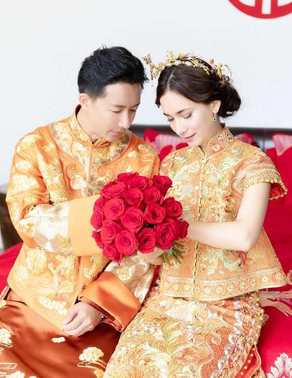 明星结婚爱龙凤褂,卢靖姗清凉刘诗诗典雅,都比不上ab裙褂奢华