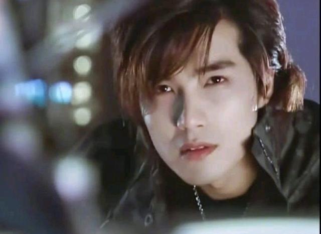 曝贺军翔与美女街头牵手拥抱,经纪公司否认出轨