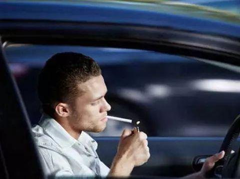 车内经常抽烟，顶棚脏了怎么办？来试试这个小技巧吧