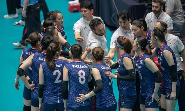 韩国球迷大言不惭，直言韩国女排三叉戟比肩中国女排