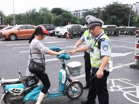 电动车持证上路，费用却引发车主一片不满，变相“敛财”？