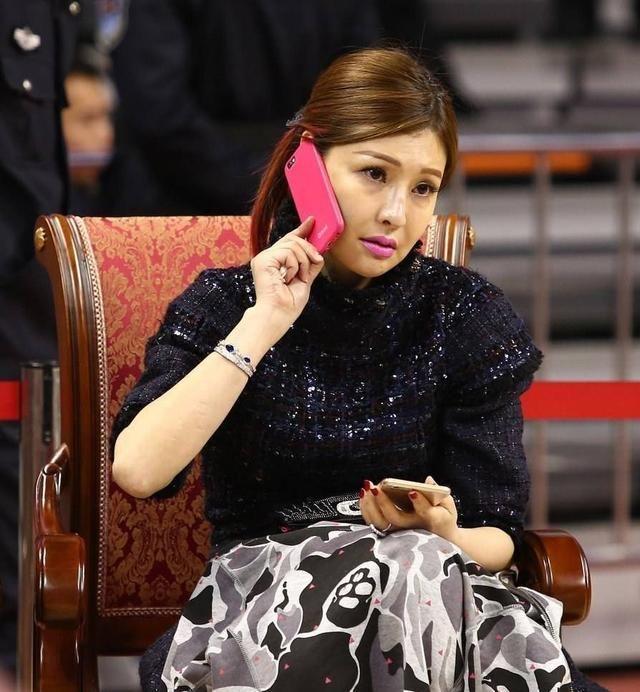 CBA广东队老板娘，40岁不输少女，钟爱男篮选手，曾知遇易建联