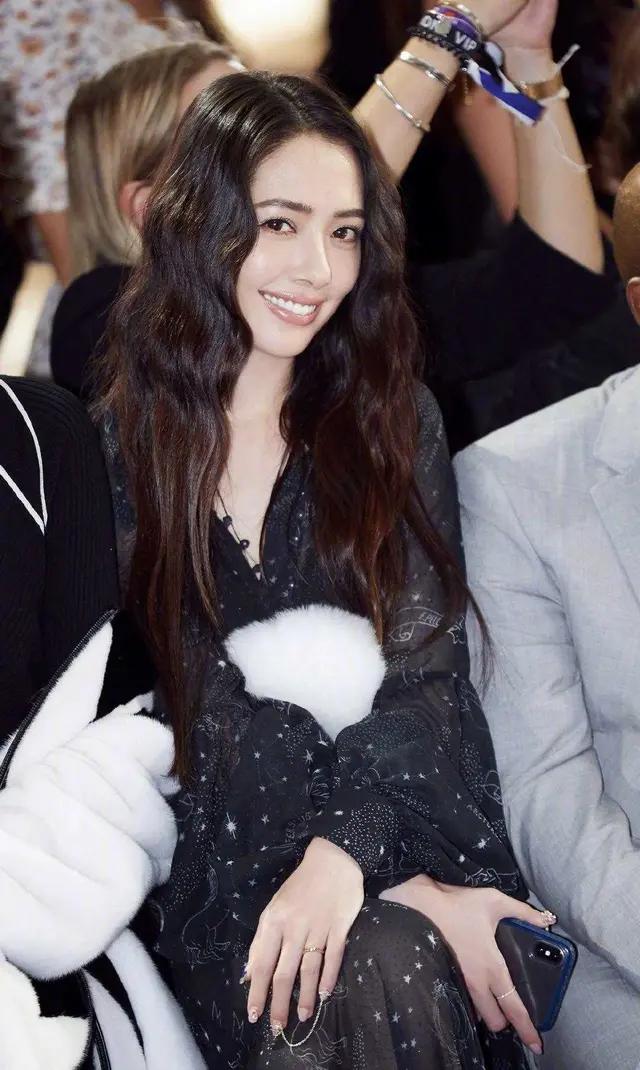 郭碧婷蛋卷头配波点连衣裙,性感时尚,向佐提心吊胆欲带她回家?