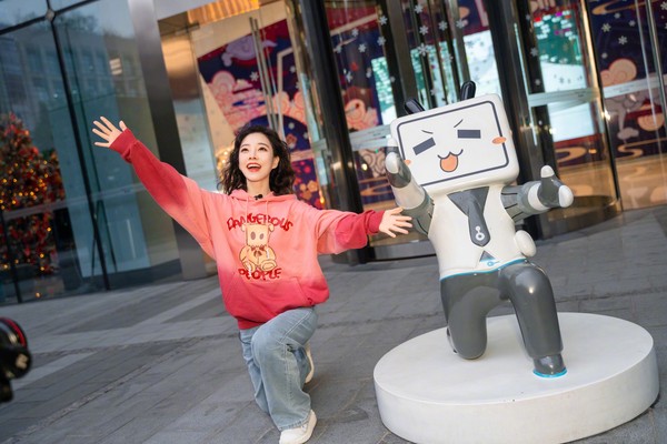 冯提莫实际身高到底多高?路人侧拍照:这是120公分吧