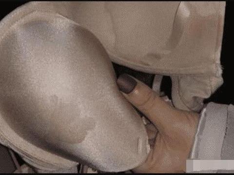 美女爱车送去保养，取车时衣服上有不明液体，疑似工人私用