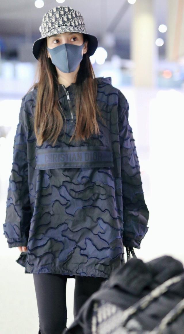 angelababy机场照,Angelababy机场 angelababy杨颖最近机场照,身穿蓬松卫衣搭配长筒靴