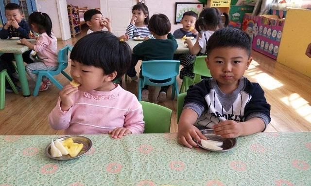 幼儿园老师晒孩子吃水果照，眼尖家长发现是“摆拍”