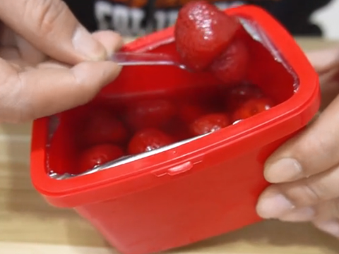 冬天东北人喜欢吃的“冰点草莓”，一口下去透心凉，太清爽美味了