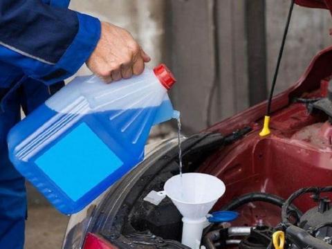 汽车玻璃水用完了，可以自己添加吗？老司机：8成人都做错了