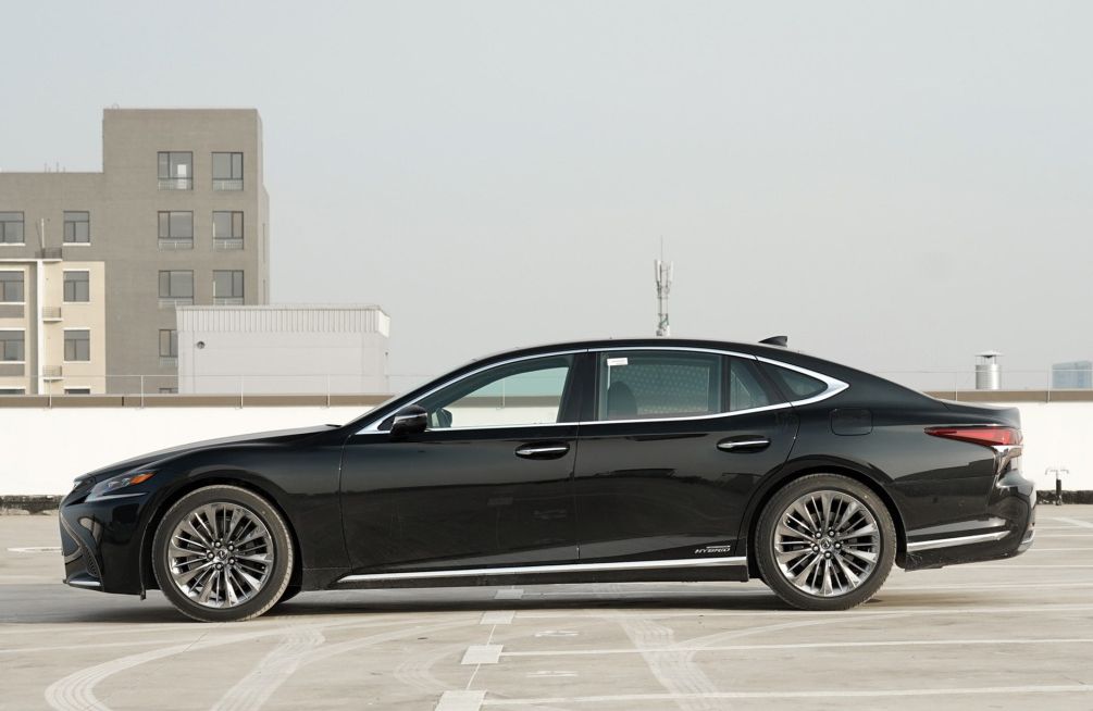 丰田得力“干将”,比宝马7系豪华,长近5米3搭3.5LV6,油耗6.7L
