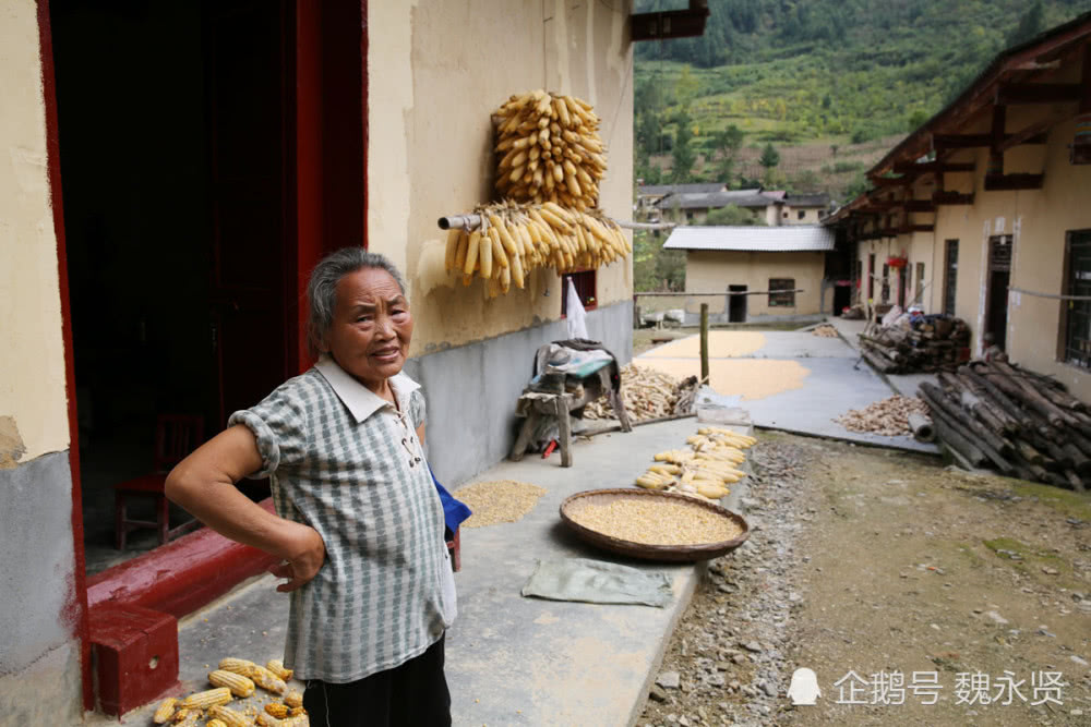 她带着养女再嫁，老了和老伴各住一栋土坯房，不在一个锅里吃饭