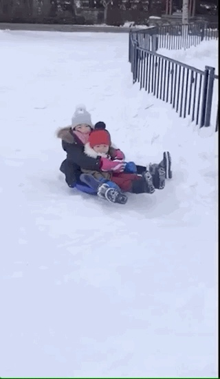 李小鹏晒女儿抱着儿子滑雪，奥莉非常关心弟弟，互动画面超暖心