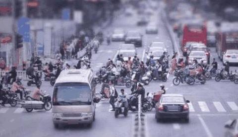 电动车需持证上路，费用引发车主不满：是变相“敛财”？