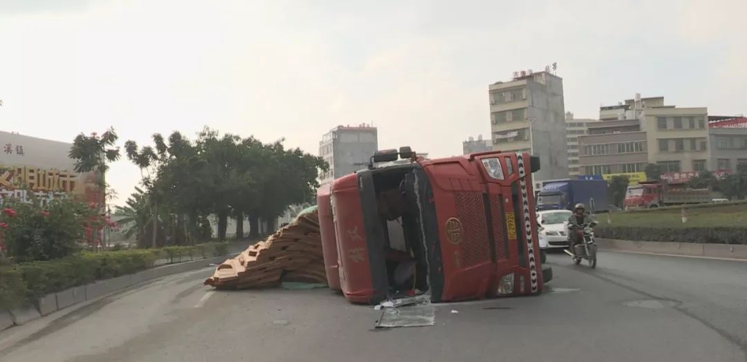 潮州金山大桥往北桥路发生了一起货车侧翻事故,现场交通一度受阻