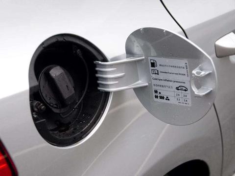 95号汽油更耐烧？车主听完悔得直跺脚，原来一直在毁车