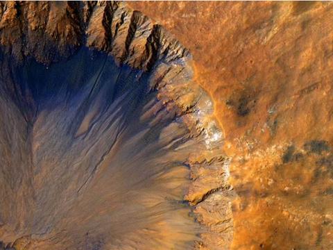 火星岩缝疑似出现液态水！NASA：只可惜没发现火星生命！