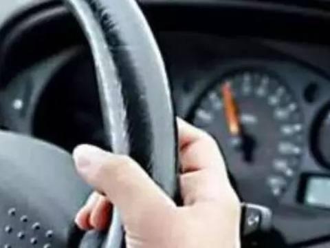 你这4个开车姿势，别人一看，就知道刚拿驾照