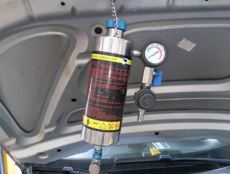 不管车子贵不贵，“这个孔”要及时清理，动力强劲还省油