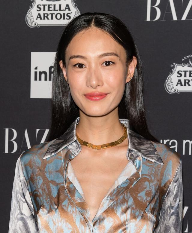 秦舒培曾经与刘雯并列,用高智商收服陈冠希,如今衣品过人