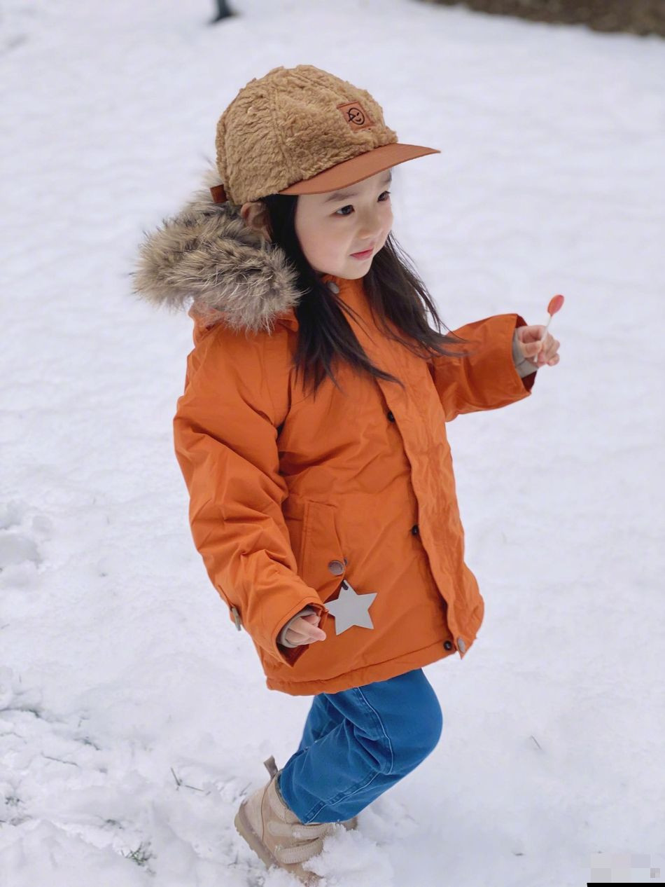董璇3岁女儿越大越像高云翔,穿橙色大衣雪地玩耍,萌翻了