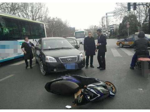 等红灯时被电动车追尾，电动车主身亡，汽车车主要担责吗？