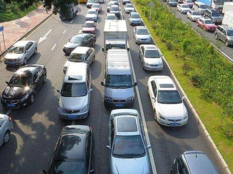 汽车跑5000公里要换机油吗？修车工：不懂装懂，发动机这样易报废