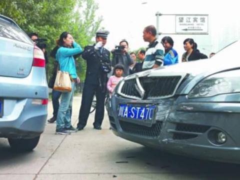 发生交通事故，我们该打谁的电话，看了你不吃亏