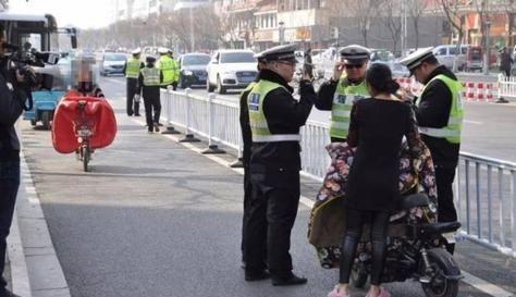电动车装“挡风被”被罚50！车主反问交警：这也违章？