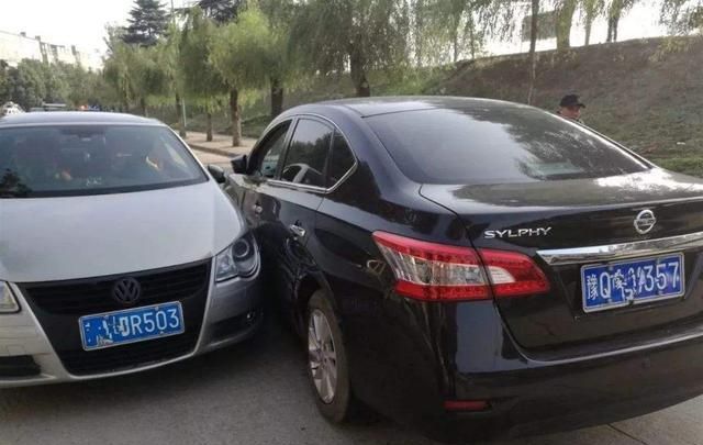 路边停车被撞坏,是先报警还是先叫保险?顺序出错,一分都不赔